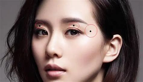 女右眼下有痣|右眼下方眼皮长有痣的女人好吗图片 女人下眼皮长痣代表什么意。